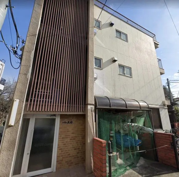 会社概要に記載された住所にある建物