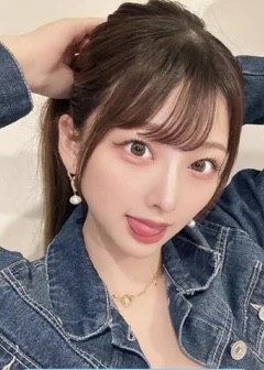 アイリスのサクラと思われる女性ひかり