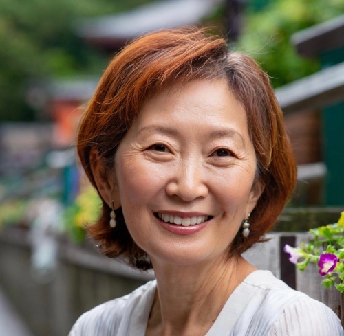 慶雲館の鑑定師と名乗る女性千代薫