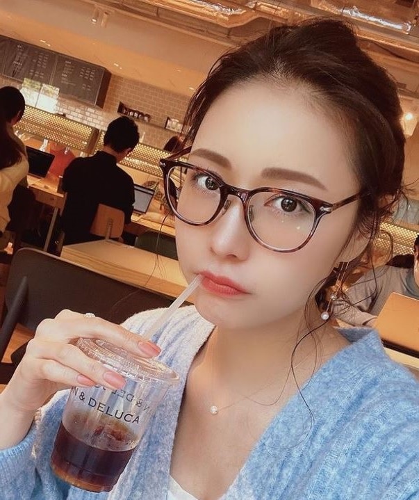 大人の恋のサクラと思われる女性みき