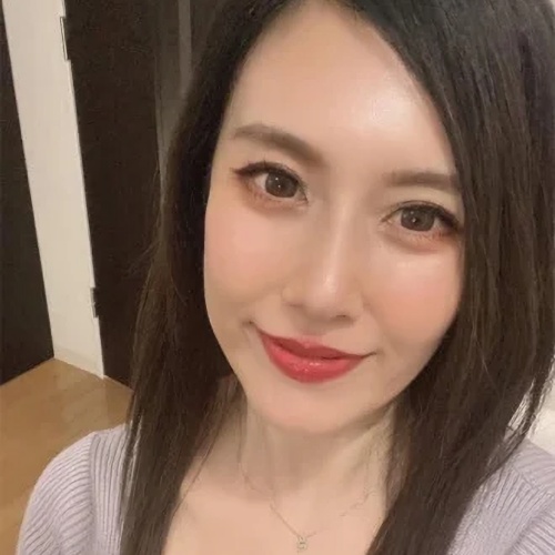 ココアイのサクラと思われる女性三保