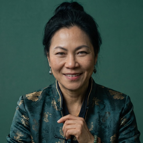 開眼堂の鑑定師を名乗る女性リン・チンルー